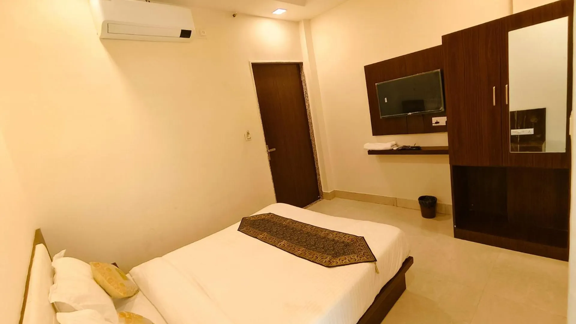 **  Hotel Veer Palace Near Udaipole Udaipur India