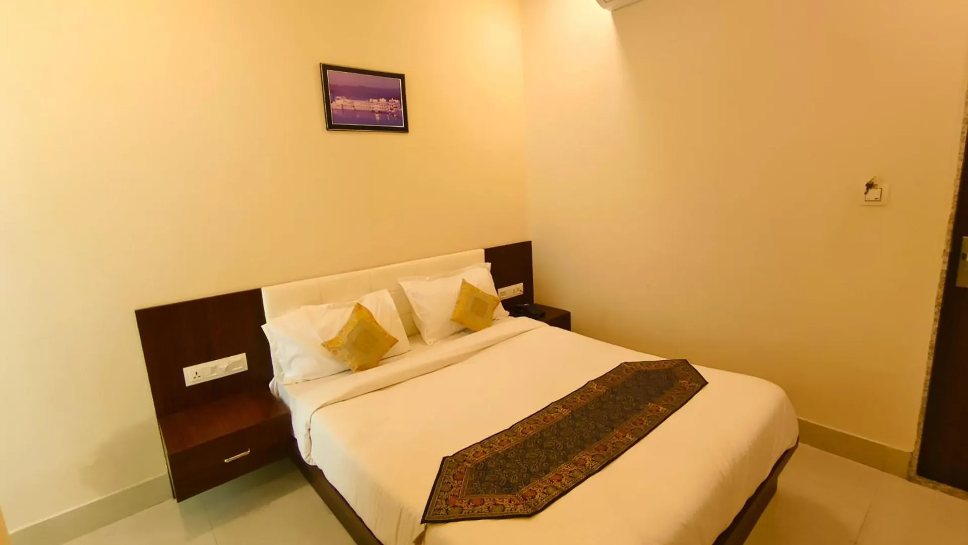 Hotel Veer Palace Near Udaipole Udaipur